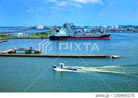 新潟港を出港中の新日本海フェリー「あざれあ」より交通船を望む 130968178