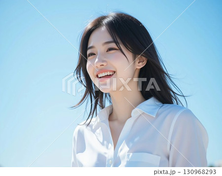 髪をなびかせる女性 130968293