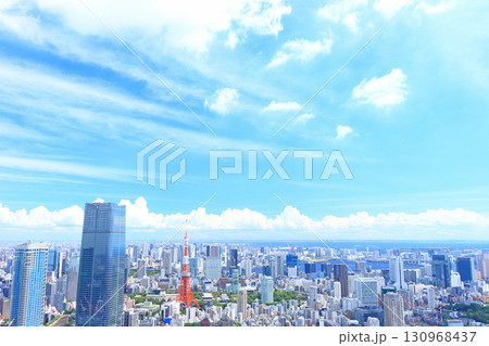 東京都港区、東京タワーと麻布台ヒルズ森JPタワーの風景 東京都港区、東京タワーと麻布台ヒルズ森JPタワーの風景 130968437