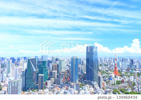 東京都港区、東京タワーと麻布台ヒルズ森JPタワーの風景 東京都港区、東京タワーと麻布台ヒルズ森JPタワーの風景 130968438