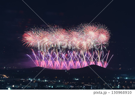 展望台から望む芸術花火 展望台から望む芸術花火 130968910