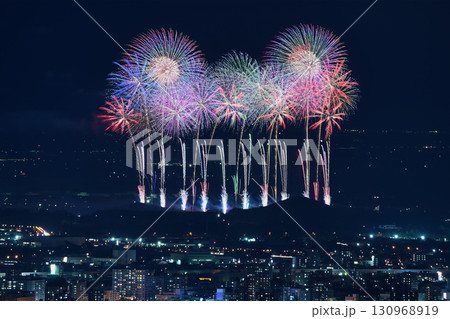 展望台から望む芸術花火 130968919