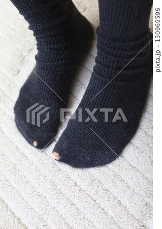 破れた靴下 130969596