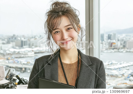 美優シリーズ：フィスでタブレットを抱える笑顔のビジネスウーマン（働く女性シリーズ） 130969697