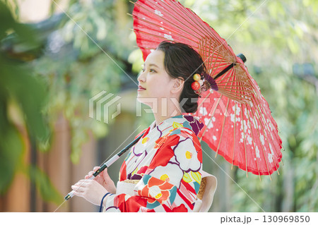 和傘を持った着物姿の若い女性 130969850