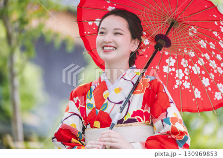 和傘を持った着物姿の若い女性 130969853