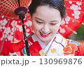 和傘を持った着物姿の若い女性 130969876