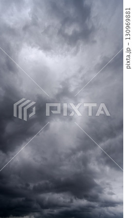 曇り空素材（縦構図） 130969881