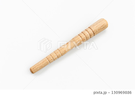 ツボ押し棒　白背景 130969886