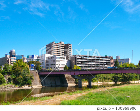 広瀬川と愛宕大橋（宮城県仙台市） 130969900