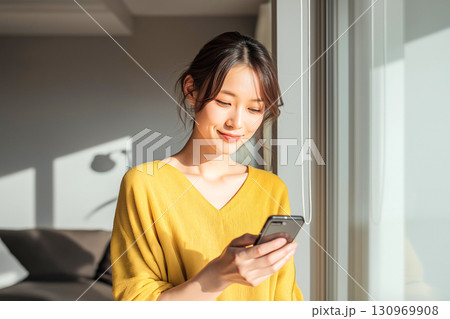 若い女性、スマホ 130969908