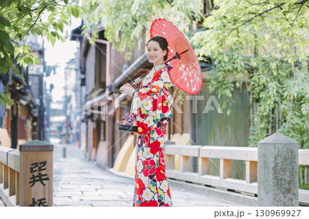 和傘を持った着物姿の若い女性 和傘を持った着物姿の若い女性 130969927