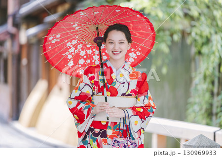 和傘を持った着物姿の若い女性 和傘を持った着物姿の若い女性 130969933