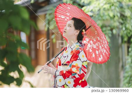 和傘を持った着物姿の若い女性 和傘を持った着物姿の若い女性 130969960