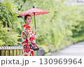 和傘を持って観光をする着物姿の女性 130969964