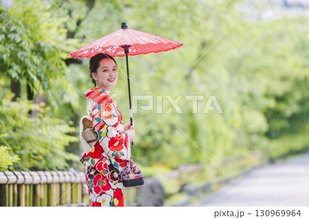 和傘を持って観光をする着物姿の女性 和傘を持って観光をする着物姿の女性 130969964