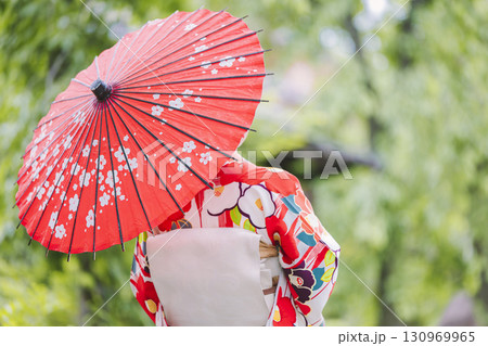 和傘を持った着物姿の若い女性 130969965