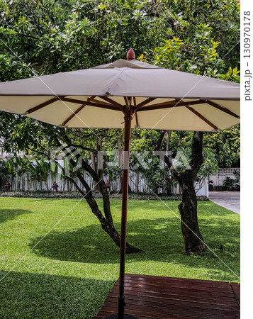 パラソルのある中庭 130970178