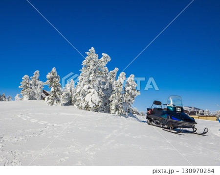 横手山山頂の雪原に停められたスノーモービルと樹氷 (長野県、山ノ内町) 横手山山頂の雪原に停められたスノーモービルと樹氷 (長野県、山ノ内町) 130970284