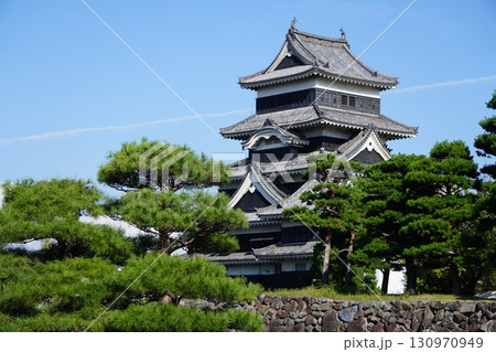 松本城の天守閣を見上げる 130970949