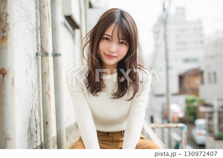 セーターを着た女性 セーターを着た女性 130972407