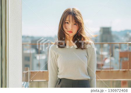 セーターを着た女性 セーターを着た女性 130972408