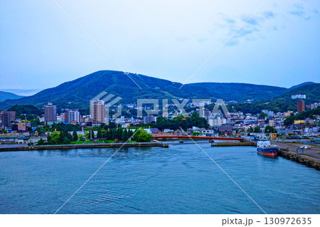 小樽港を出港中の新日本海フェリー「あざれあ」より天狗山方面の街並みを望む 130972635