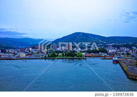 小樽港を出港中の新日本海フェリー「あざれあ」より天狗山方面の街並みを望む 130972636