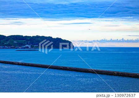 小樽港を出港中の新日本海フェリー「あざれあ」より日本海の夕景を望む 130972637