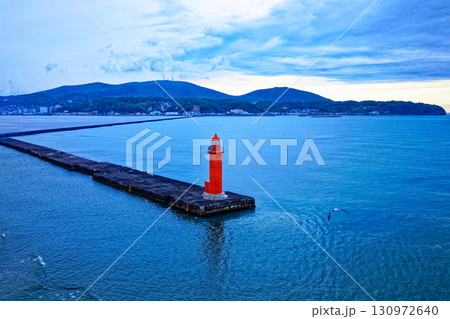 小樽港を出港中の新日本海フェリー「あざれあ」より赤灯台と日本海の夕景を望む 小樽港を出港中の新日本海フェリー「あざれあ」より赤灯台と日本海の夕景を望む 130972640