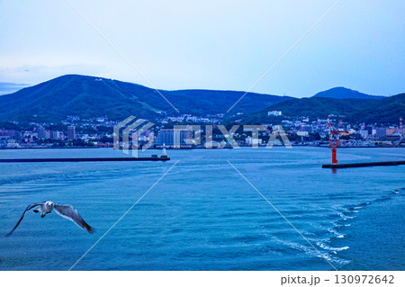 小樽港を出港中の新日本海フェリー「あざれあ」より灯台と小樽市の街並みを望む 130972642