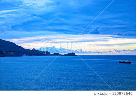 新日本海フェリー「あざれあ」より夕暮れの小樽祝津パノラマ展望台方面を望む 新日本海フェリー「あざれあ」より夕暮れの小樽祝津パノラマ展望台方面を望む 130972646