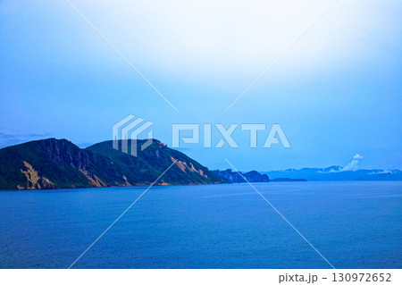 新日本海フェリー「あざれあ」より夕暮れの青の洞窟方面の沿岸を望む 新日本海フェリー「あざれあ」より夕暮れの青の洞窟方面の沿岸を望む 130972652