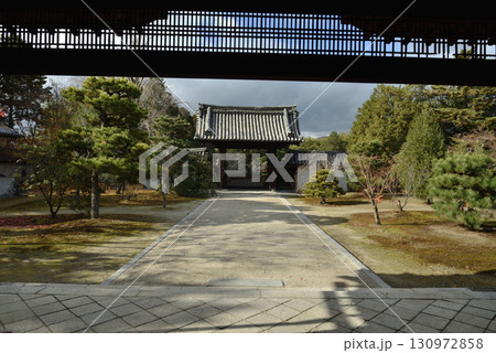 随心院　大玄関から見る薬医門(京都市山科区)　 130972858