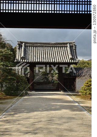 随心院 大玄関から見る薬医門(京都市山科区) 随心院 大玄関から見る薬医門(京都市山科区) 130972860