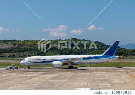 夏の青空と長崎空港の航空機 夏の青空と長崎空港の航空機 130972913