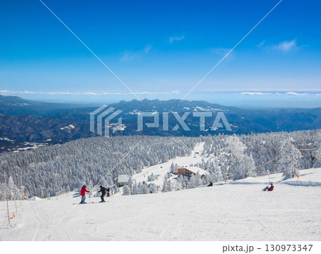 樹氷原と山並みを遠くまで見渡せる絶景の渋峠スキー場 (群馬県、中之条町) 樹氷原と山並みを遠くまで見渡せる絶景の渋峠スキー場 (群馬県、中之条町) 130973347