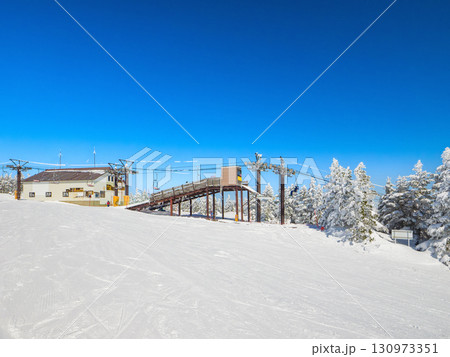 渋峠スキー場の中間リフト降り場と樹氷に囲まれたゲレンデ (群馬県、中之条町) 130973351