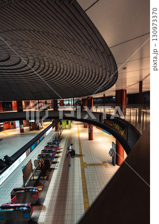 馬車道駅の改札と幾何学天井 130973370