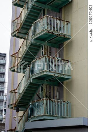 ビルのの避難階段 130973405