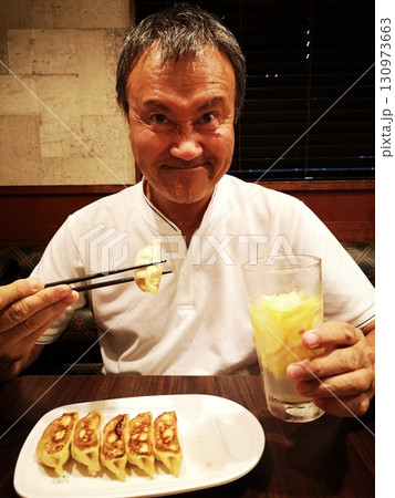 餃子でレモンサワーを飲む男性 餃子でレモンサワーを飲む男性 130973663