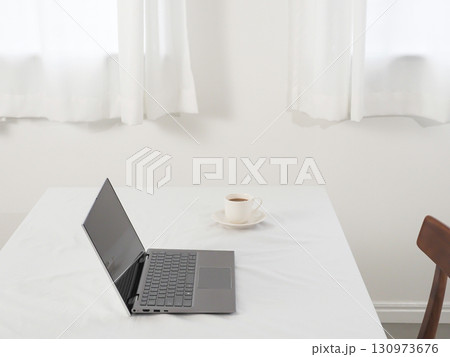 白いテーブルの上のノートパソコンとカフェオレ 白いテーブルの上のノートパソコンとカフェオレ 130973676