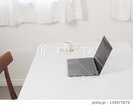 白いテーブルの上のノートパソコンとカフェオレ 130973678