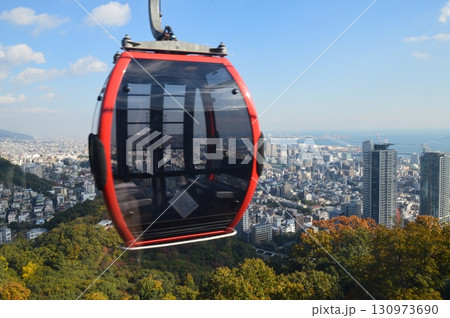 ロープウェイのゴンドラ(神戸布引ハーブ園/兵庫県神戸市中央区) ロープウェイのゴンドラ(神戸布引ハーブ園/兵庫県神戸市中央区) 130973690