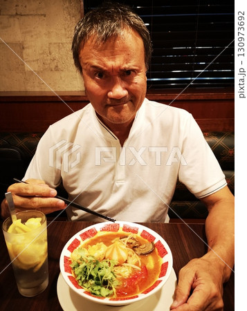 麻辣湯を食べるシニア男性 130973692