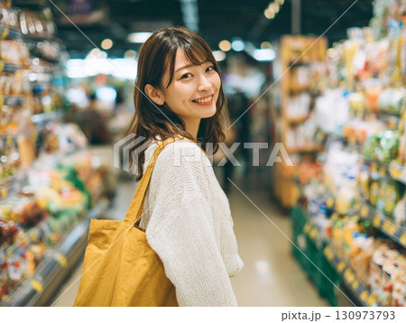 スーパーで振り返る女性の笑顔:買い物:生活 130973793