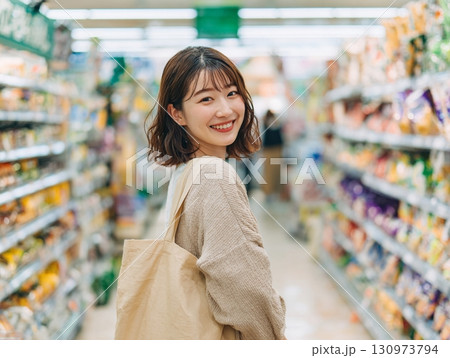 スーパーで振り返る女性の笑顔:買い物:生活 130973794