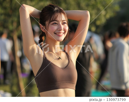 輝く笑顔の女性、爽やかなスポーツウェア姿 130973799