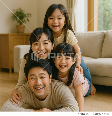 リビングで重なり合い笑顔を見せる家族、温かさと幸せにあふれる団らんのひととき 130974300
