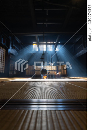 【光芒素材】冬の風物詩・妻籠宿脇本陣奥谷の光芒【長野県】 130974548